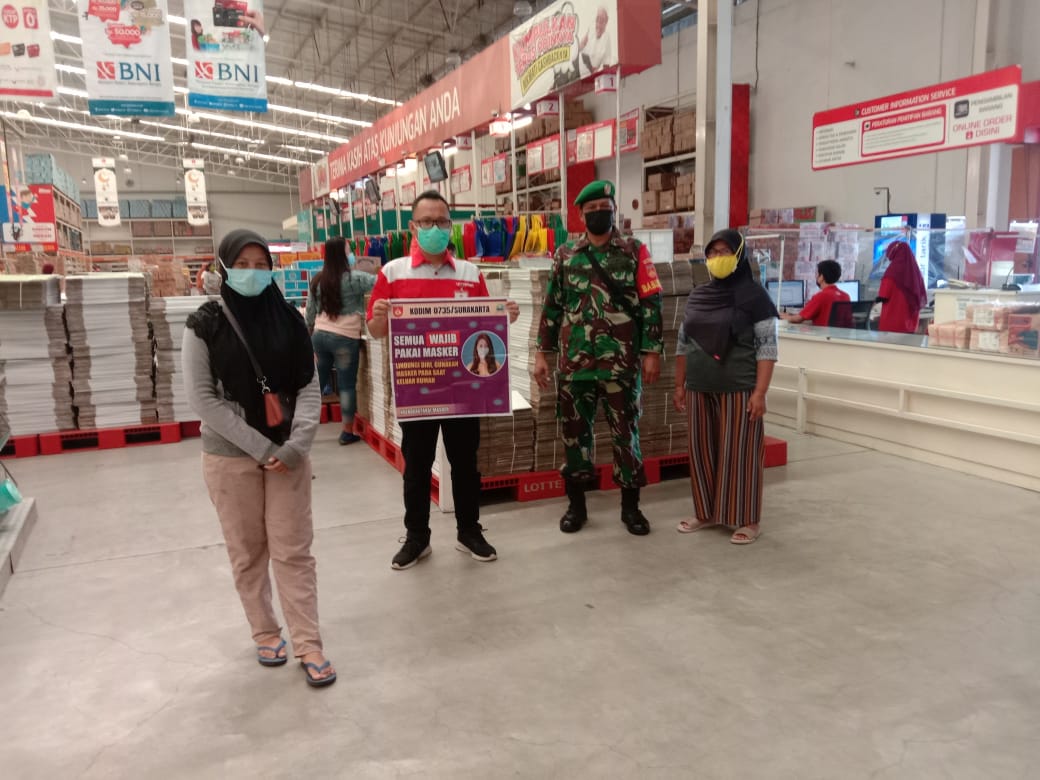 Cegah Claster Baru Babinsa Kelurahan Tipes Koramil 03/Serengan PPKM di Grosir Lotte Mart