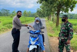 Gelar Gakplin Prokes, Petugas Gabungan Bagikan Masker Kepada Warga