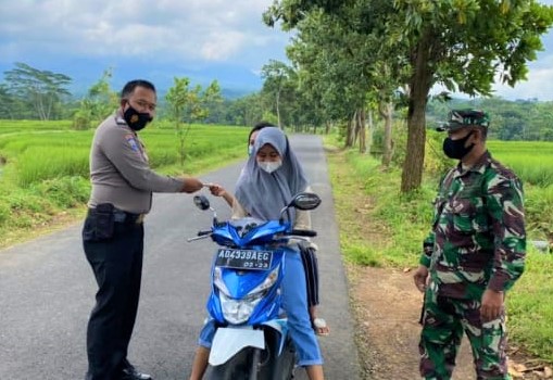 Gelar Gakplin Prokes, Petugas Gabungan Bagikan Masker Kepada Warga