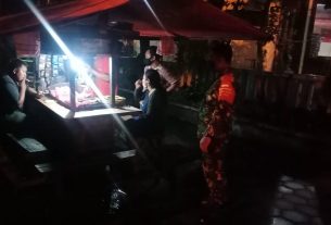 Kawal PPKM di Kota Solo, Serda Mujono Bersama Linmas Laksanakan Patroli Malam