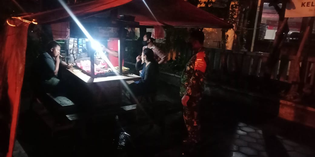 Kawal PPKM di Kota Solo, Serda Mujono Bersama Linmas Laksanakan Patroli Malam