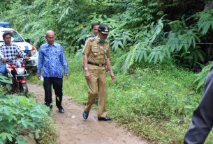 Bupati Pesisir Barat, Meninjau Jembatan Roboh di Dusun Way kerkai