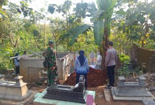 Babinsa Jatimarto Monitoring Pemakaman Jenazah Dengan Standar Penanganan Covid-19