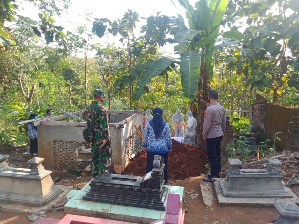 Babinsa Jatimarto Monitoring Pemakaman Jenazah Dengan Standar Penanganan Covid-19
