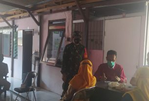 Babinsa Kelurahan Giriharjo, Dampingi 24 Lansia Laksanakan Vaksinasi Covid-19