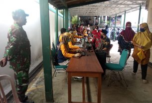 Pastikan Kelancaran Dan Ketertiban, Anggota Koramil 22/Slogohimo Monitoring Vaksinasi Terhadap 210 Guru Dan Lansia