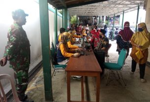 Pastikan Kelancaran Dan Ketertiban, Anggota Koramil 22/Slogohimo Monitoring Vaksinasi Terhadap 210 Guru Dan Lansia