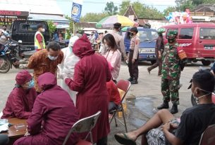 Satgas Covid-19 Kecamatan Jatiroto Tes Swab Antigen Secara Acak 15 Pengunjung Pasar Jatiroto