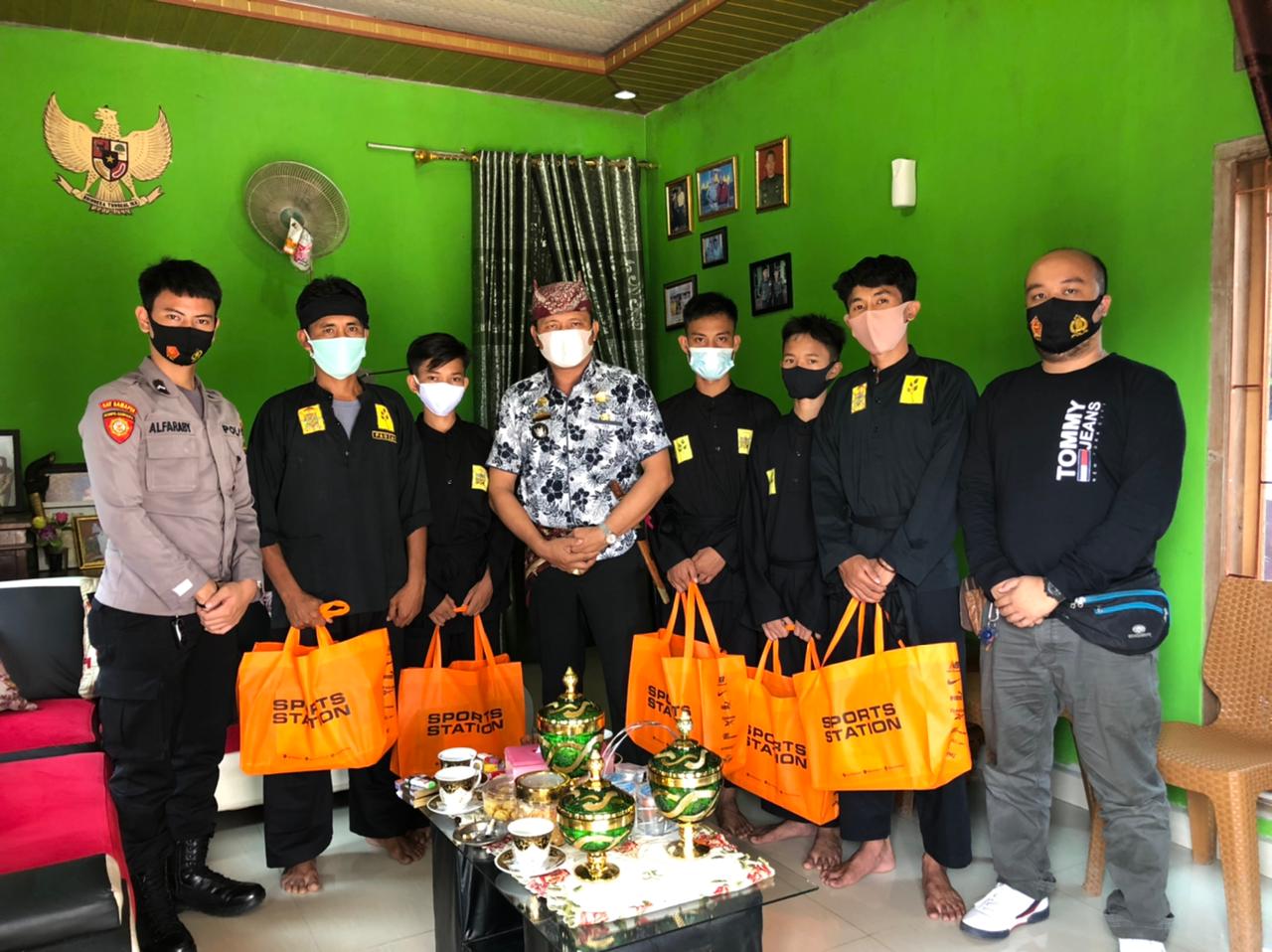 Kapolres Tanggamus Beri Cinderamata Kepada Para Pendekar Sekala Brak