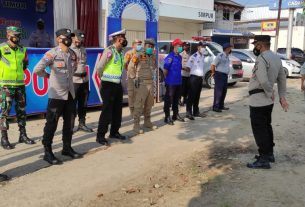 Personil TNI-Polri Berikan Sangsi Push Up Terhadap Pengendara Pelanggar Prokes Di Pospam Dan Posyan