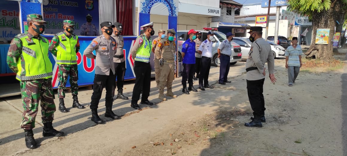 Personil TNI-Polri Berikan Sangsi Push Up Terhadap Pengendara Pelanggar Prokes Di Pospam Dan Posyan
