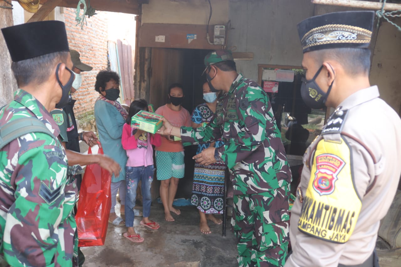 Babinsa Koramil 410-01/Panjang Baksos Door To Door ke Rumah Warga