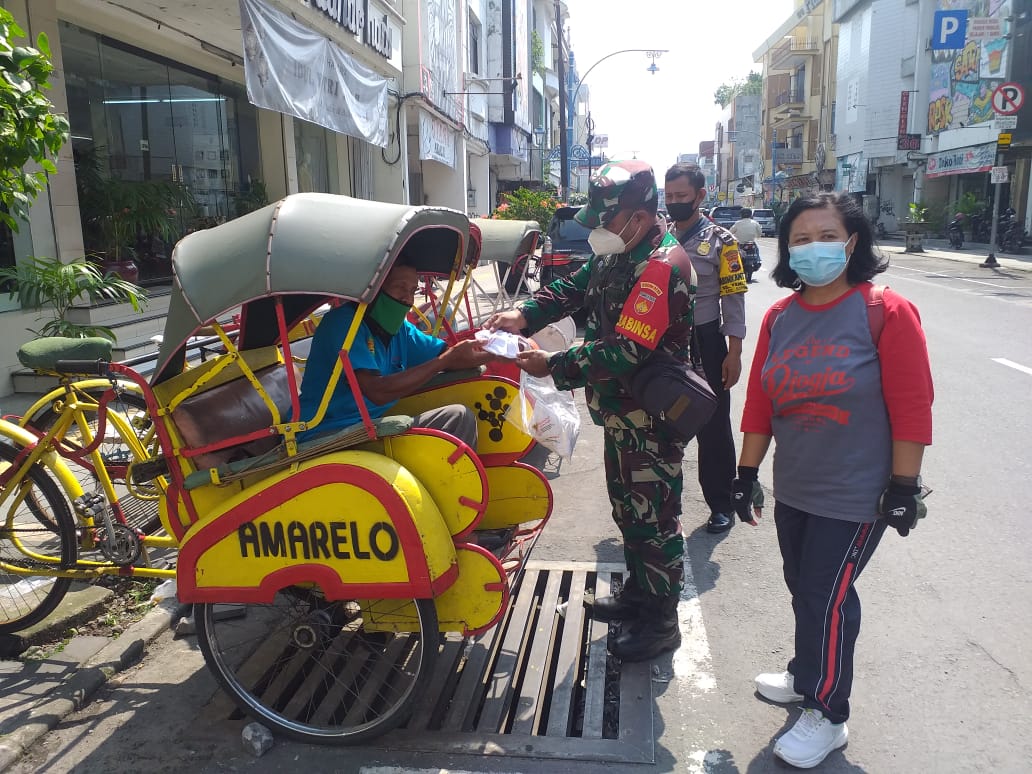 Serka Rumbawa Bersama Bhabinkamtibmas Laksanakan PPKM Dan Pembagian Masker