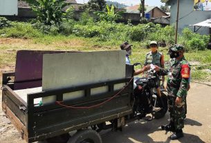 Babinsa jajaran Koramil 410-05/TKP Sisir Wilayah Binaan Ingatkan Warga Prokes