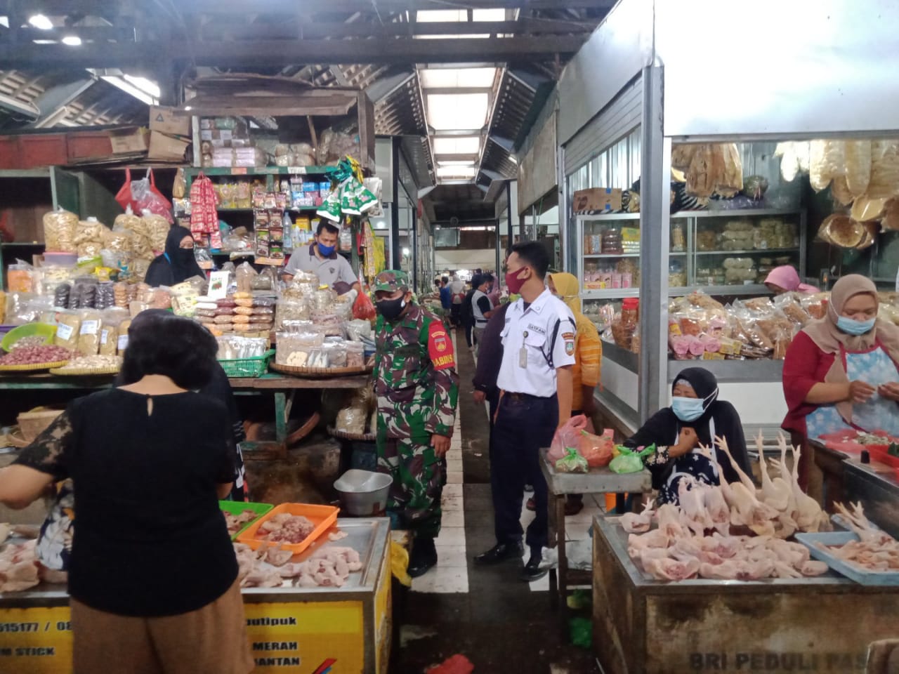 Babinsa Sosialisasikan Pentingnya Protokoler Kesehatan dan PPKM di Pasar Gede