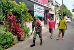 Cegah penyebaran Covid 19 Babinsa Bersama Warga Laksanakan Penyemprotan Desinfektan