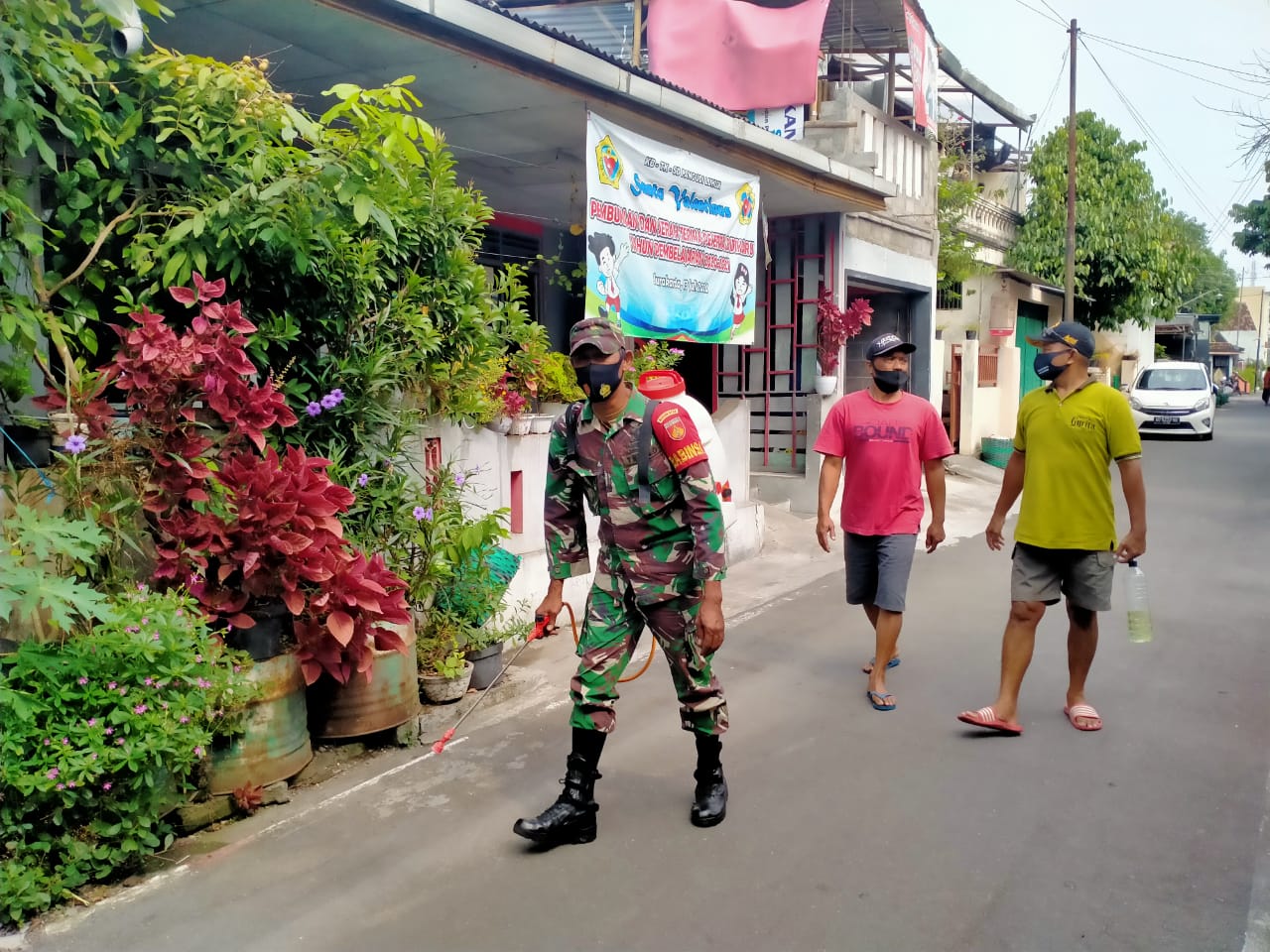 Cegah penyebaran Covid 19 Babinsa Bersama Warga Laksanakan Penyemprotan Desinfektan