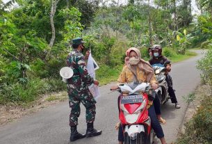 Begini Kepedulian Anggota Koramil Karangtengah Kepada Warga Dimasa Pandemi