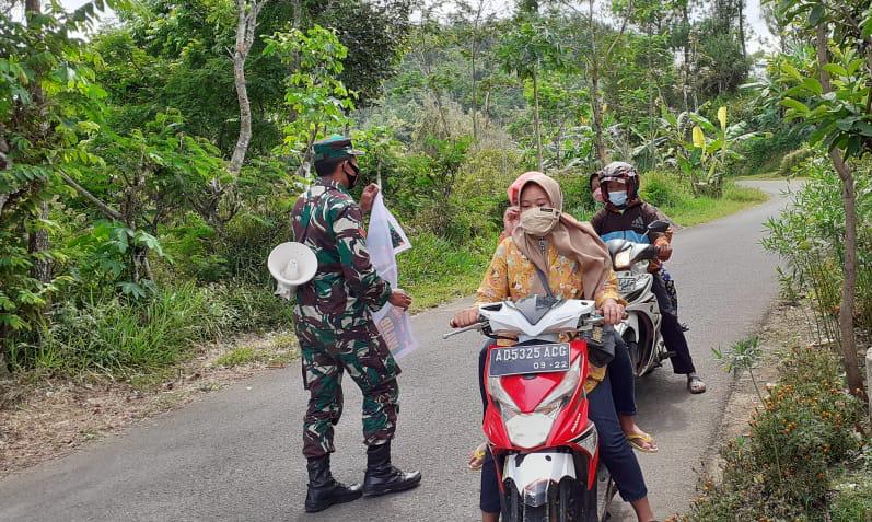 Begini Kepedulian Anggota Koramil Karangtengah Kepada Warga Dimasa Pandemi