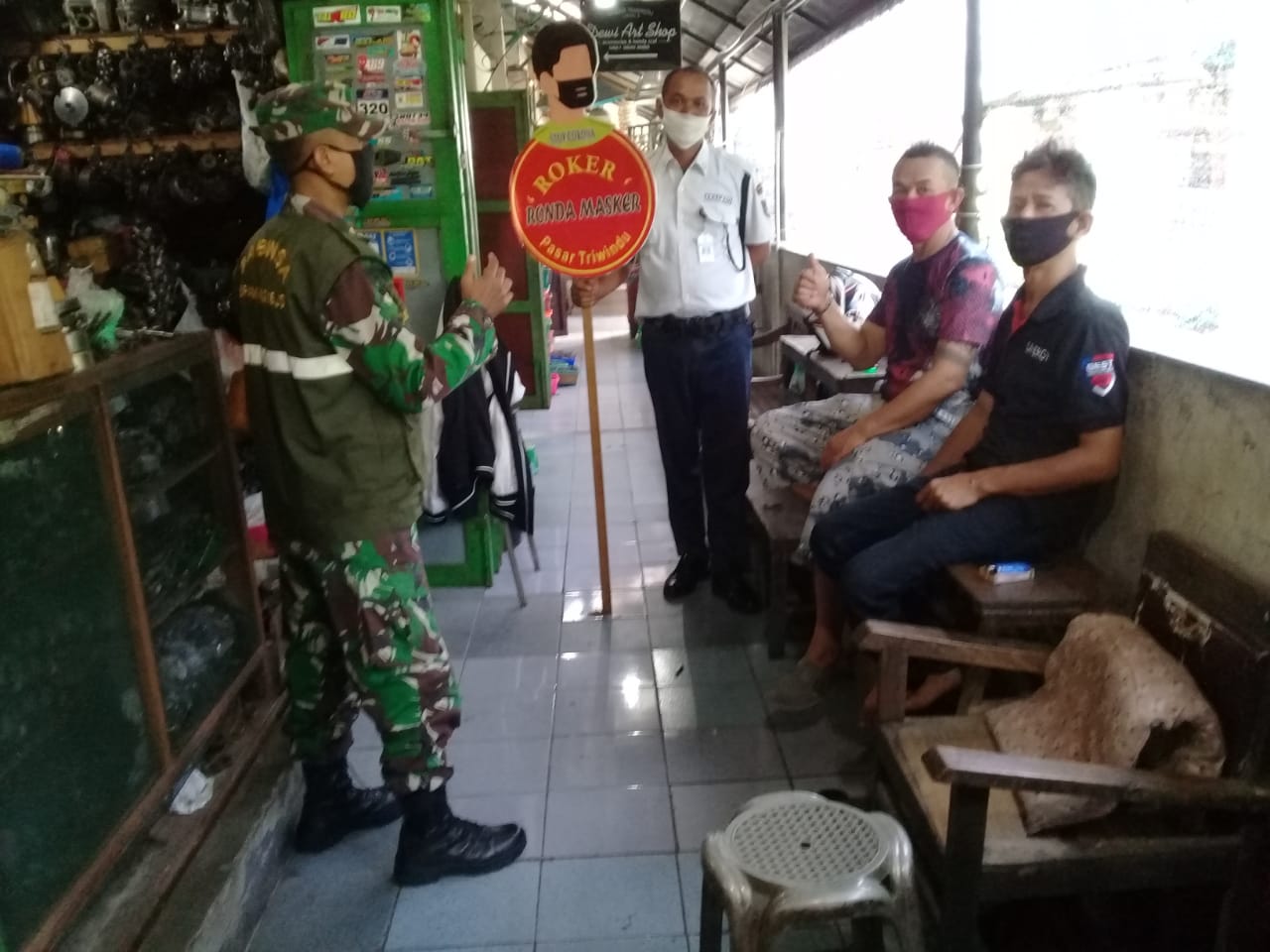 Babinsa Keprabon Bersama Satpam Pasar Laksanakan Kegiatan PPKM di Pasar Triwindu Surakarta