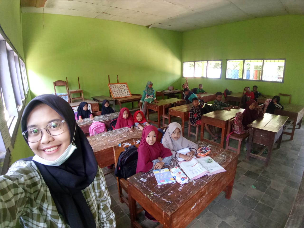 Materi Pelajaran dengan Video dan Games, Mahasiswi Kampus Terbaik di Lampung ini Direspon Antusias Siswa SDN 3 Sendang Asih