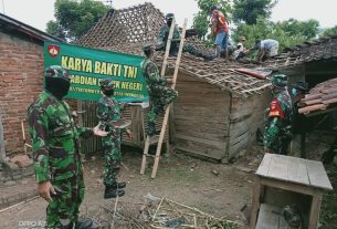 Bersama Warga, Anggota Koramil 07/Tirtomoyo Laksanakan Karya Bakti Rehab Rumah