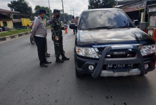 Kopda Eka bersama Satuan Tugas (Satgas) Covid-19 Kota Bandar Lampung melakukan penyekatan