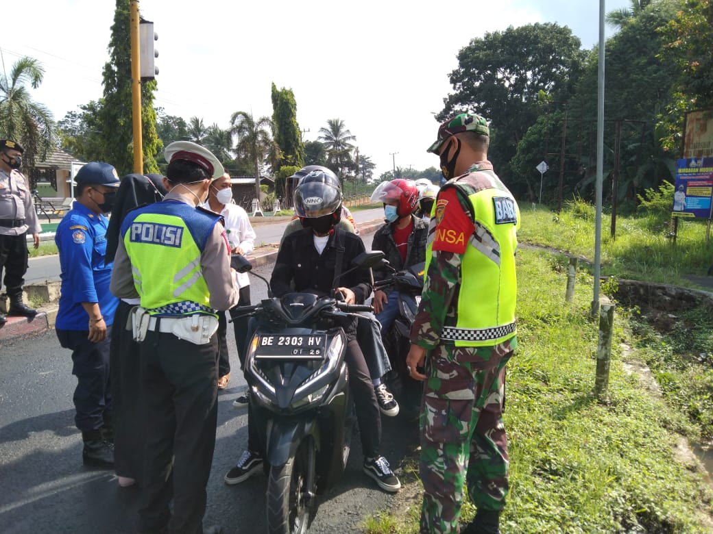 TNI Polri Terus Berikan Himbauan Kepada Warga Untuk Terus Disiplin Prokes