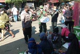 Upaya TNI Polri Cegah Penyebaran Covid 19 Di Pasar Tradisional