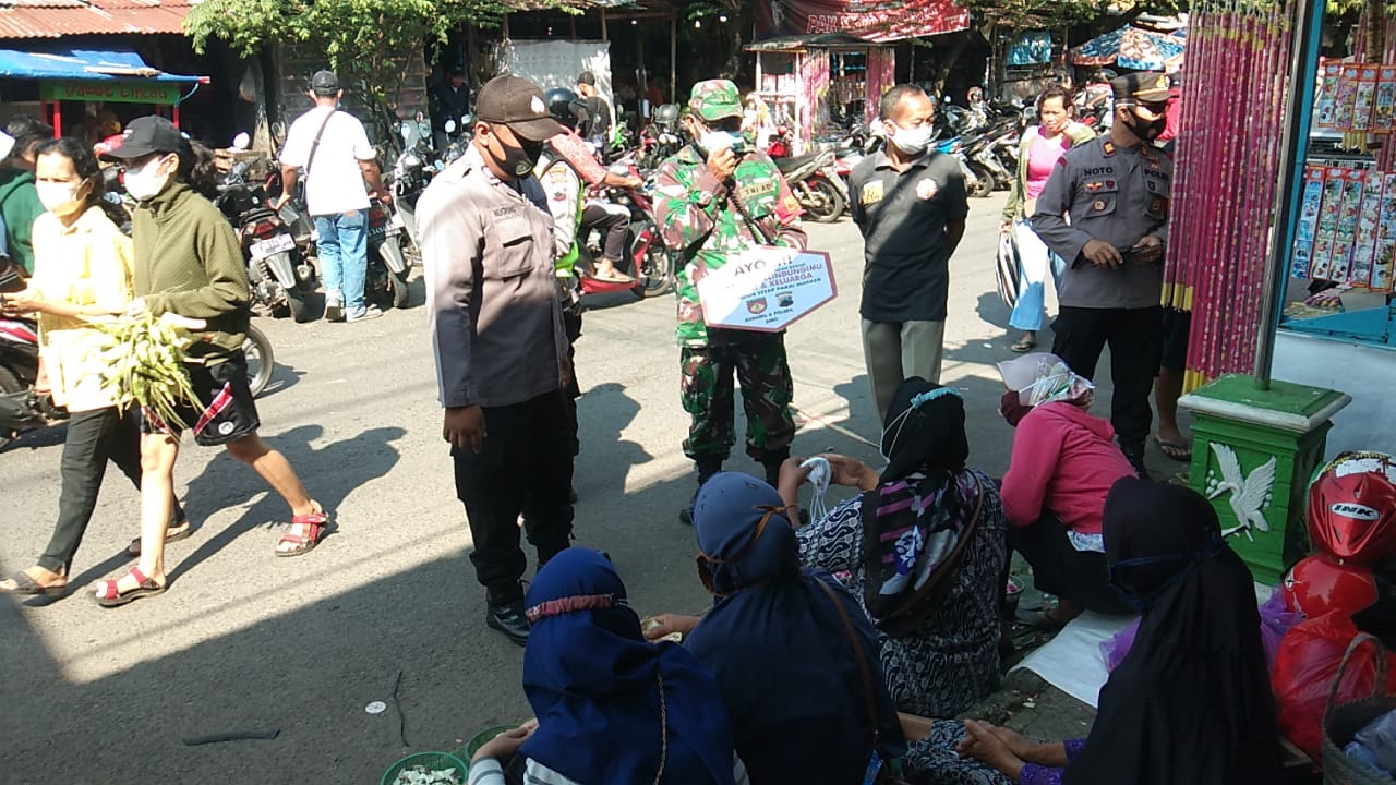 Upaya TNI Polri Cegah Penyebaran Covid 19 Di Pasar Tradisional