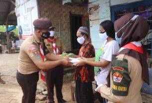 Kodim 0410/KBL melakukan berbagi nasi kotak dan masker