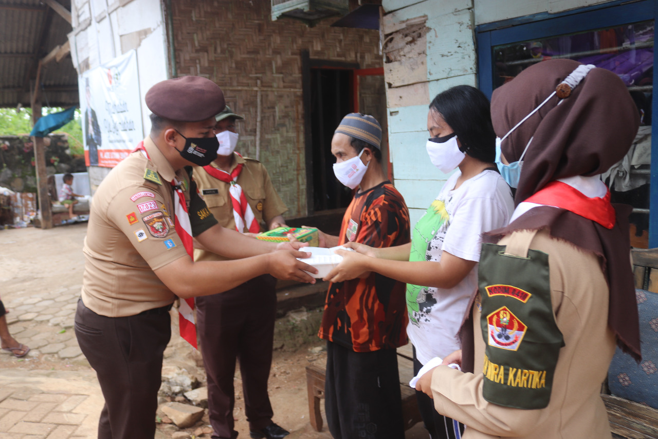 Kodim 0410/KBL melakukan berbagi nasi kotak dan masker