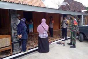 Pastikan Kesehatannya Babinsa Cek Pasien Covid 19 Di Jerukan