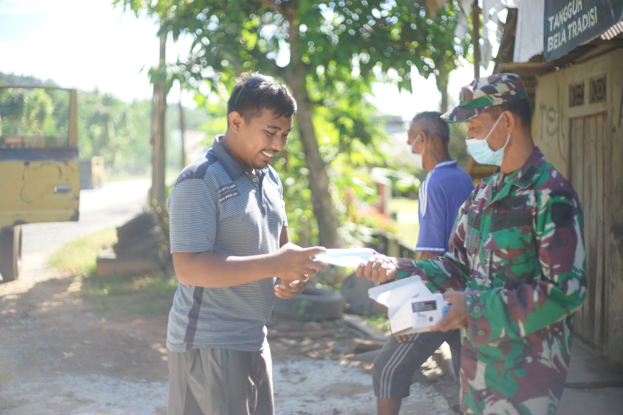 Bagi Masker Gratis Wujudkan Kemanunggalan TNI dan Rakyat