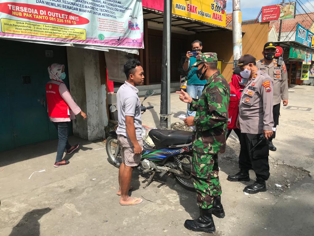 Upaya Cegah Corona,Danramil beserta Anggota Koramil 04/Jebres Melaksanakan Operasi Yustisi Masker