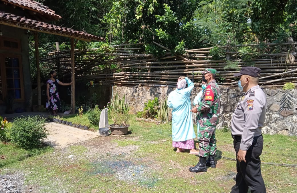 Anggota TNI-Polri Dampingi Tim Medis Tracing Warga Kontak Erat Pasien Positif Covid-19
