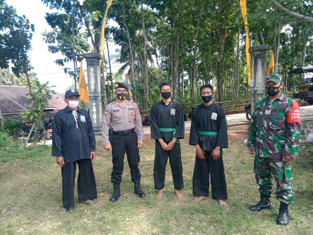 Koramil Dan Polsek Bulukerto Pastikan Kegiatan Kenaikan Sabuk Perguruan Silat Sesuai Dengan Protokol Kesehatan