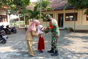 Ada Ujian Kenaikan Kelas Siswa SD Datang Ke Sekolah Dengan Memakai Masker.