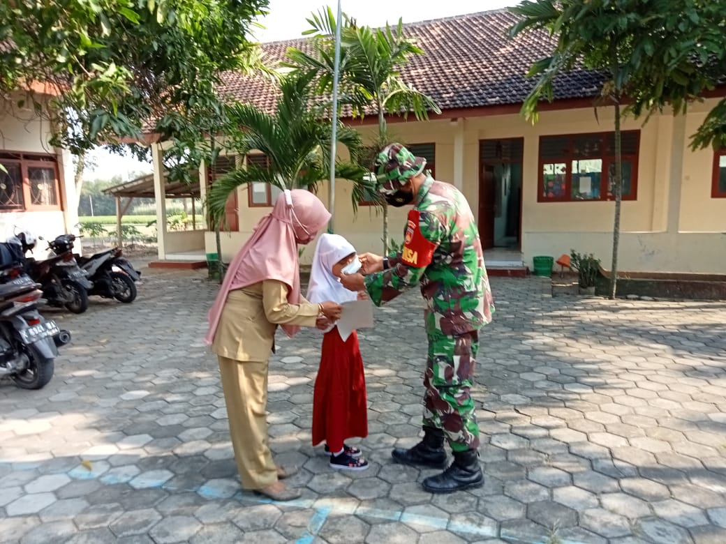Ada Ujian Kenaikan Kelas Siswa SD Datang Ke Sekolah Dengan Memakai Masker.