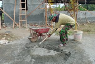 Adonan Semen dan Pasir Diaduk Bersama-sama di Lokasi TMMD Kodim Sarmi