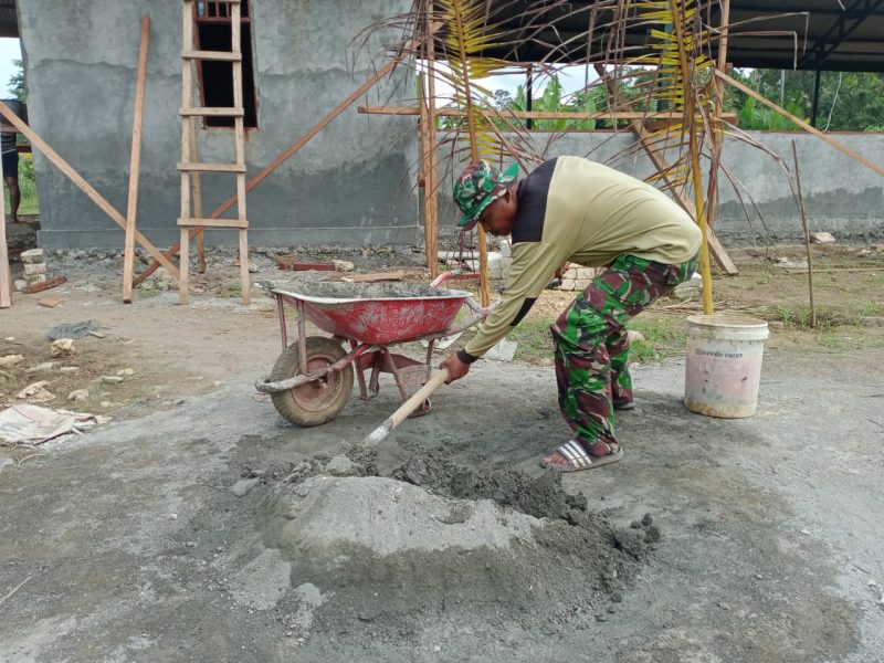 Adonan Semen dan Pasir Diaduk Bersama-sama di Lokasi TMMD Kodim Sarmi