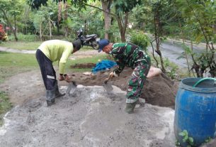 Adu Skil Paiman Dan Anggota TNI Membuat Adukan Semen