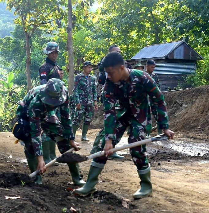Aktivitas Anggota Satgas Dan Masyarakat Pada Pelaksanaan kegiatan TMMD Reg 111 Kodim1407/ Kabupaten Bone