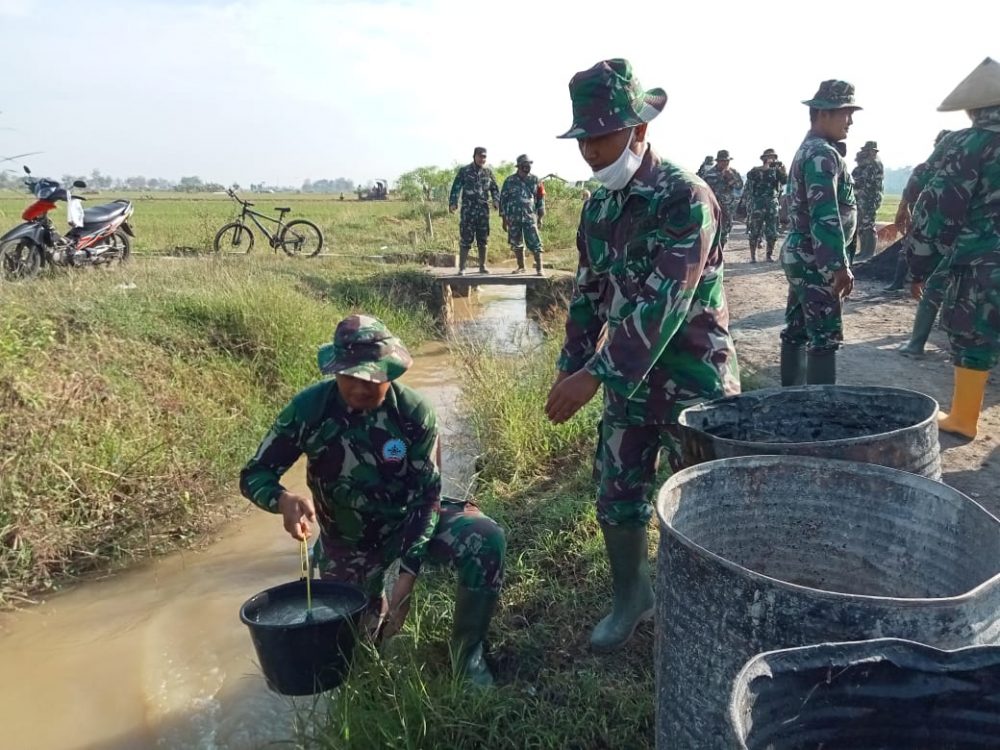 Ambil Air di Sungai Irigasi Sawah, Untuk Mencukupi Kebutuhan Pengecoran Jalan.