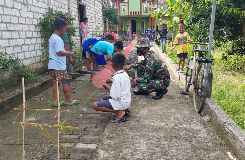 Anak-anak Desa Tamansari Mampu Membuat Layang-layang Naga