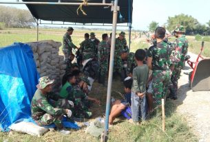 Anak - anak Senang Banyak TNI Di Desanya