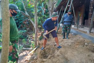 Anggota Satgas Dari Angkatan Laut Lanjutkan Rehab Rumah Milik Sripi