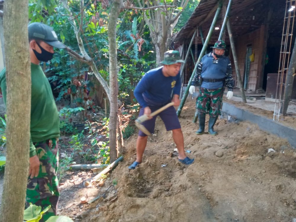 Anggota Satgas Dari Angkatan Laut Lanjutkan Rehab Rumah Milik Sripi