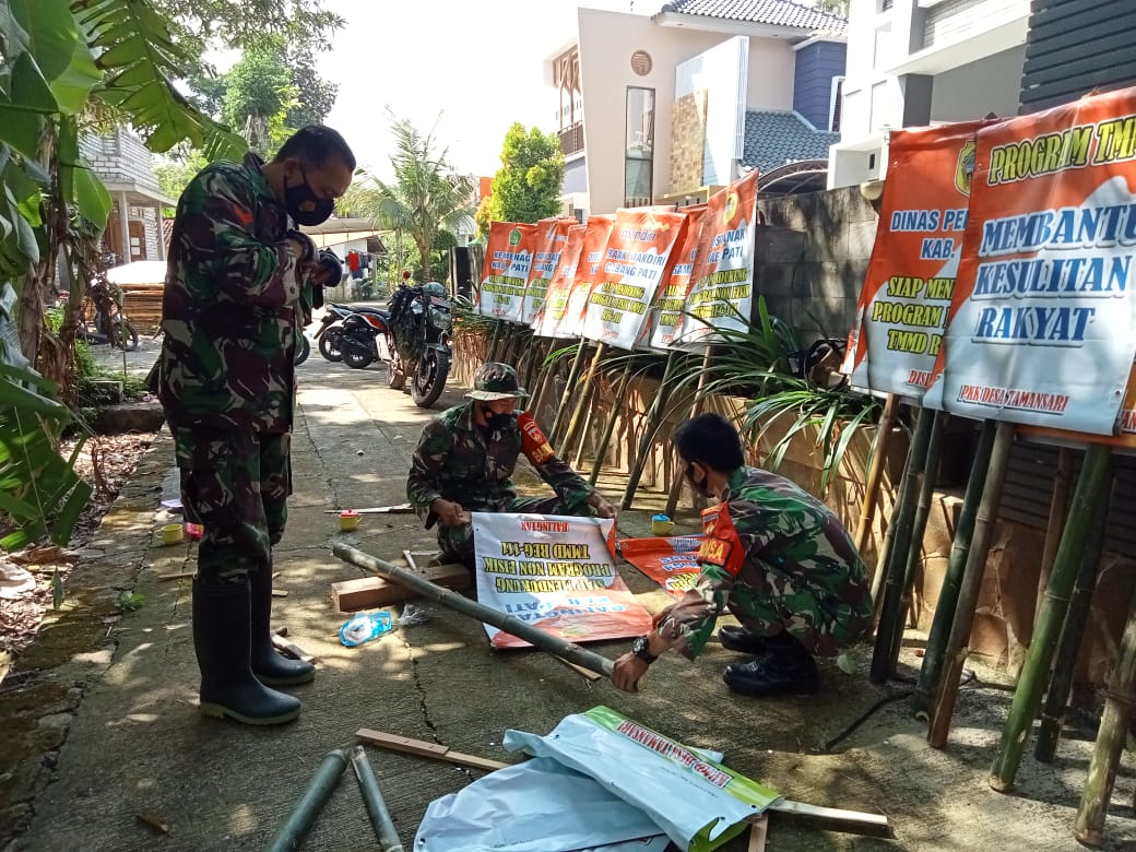 Anggota Satgas Siapkan Banner Untuk Pembukaan TMMD Reguler Ke-111 Kodim 0718/Pati