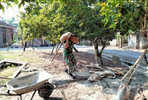 Anggota Satgas TMMD 111 Panggul Semen Seperti Menggendong Rangsel Tempur